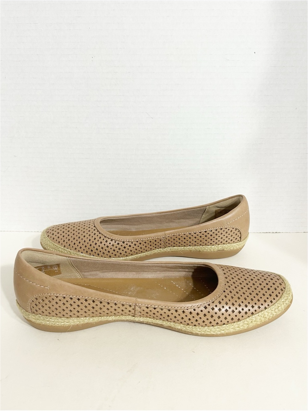 Clarks Collection Cushion Soft Beige Perforated Espadrille Flats Women’s 7.5 M - Picture 3 of 11